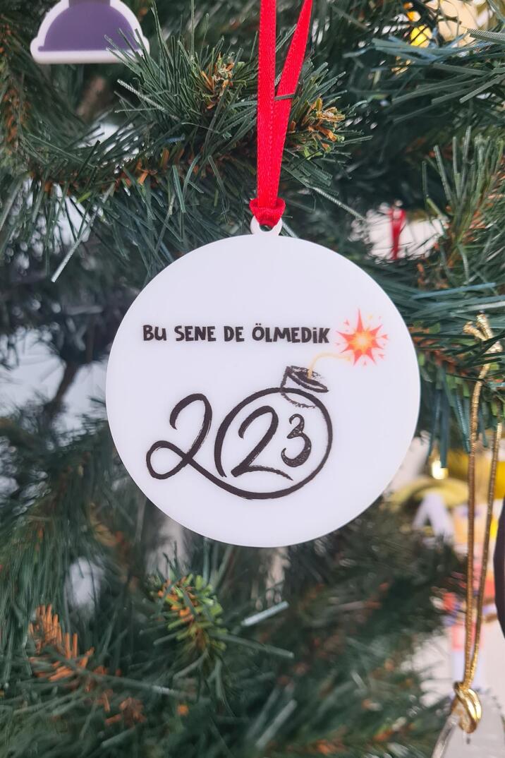 Bu Sene de Ölmedik Yazılı Yılbaşı Ağacı Süsü - 1
