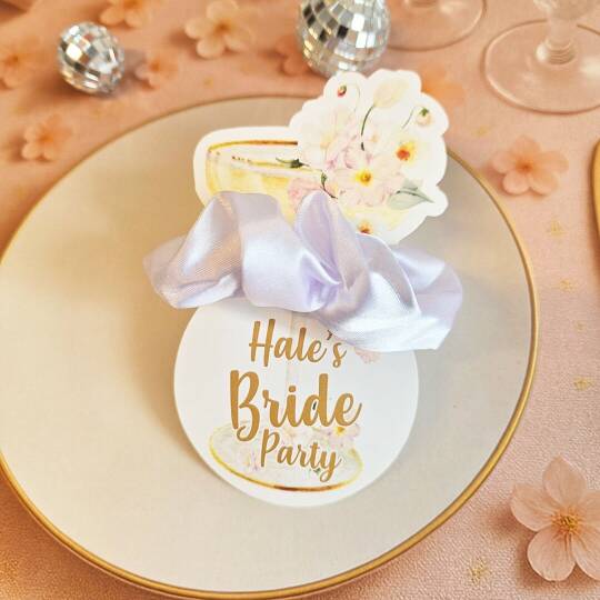 Çiçekli Gold Bride to be Konsept Hediyelik Saten Toka