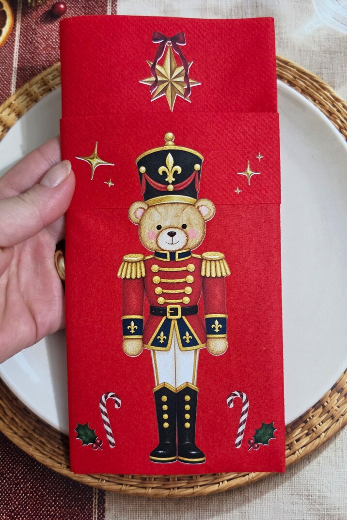 Kumaş Dokulu Kırmızı Büyük Ayıcık Kurşun Asker Baskılı Yılbaşı Peçetesi – 6’lı Paket - 4