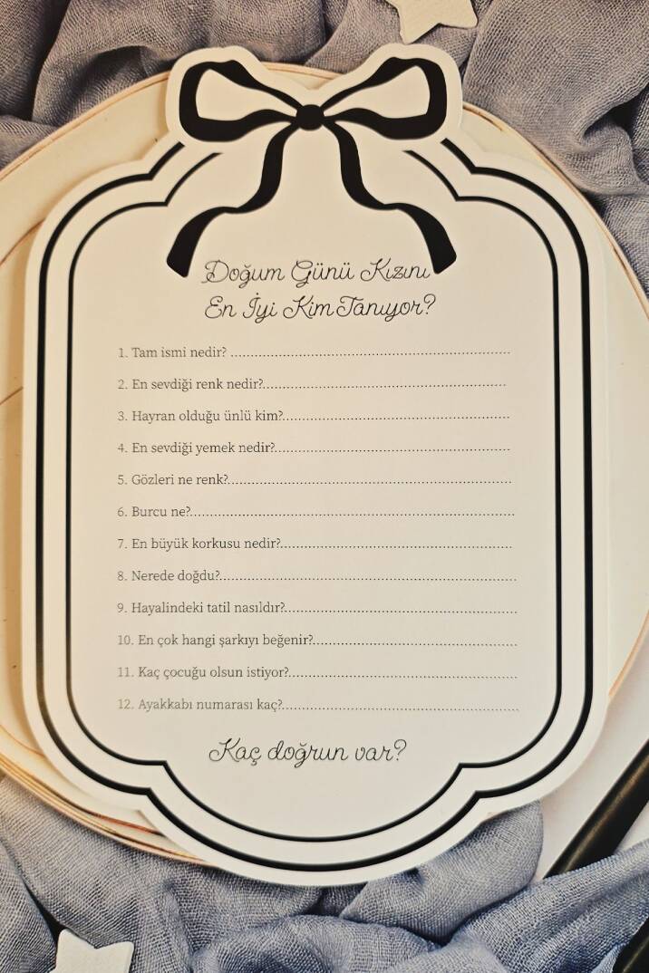 Siyah Beyaz Fiyonk Konsept Doğum Günü Kızını Kim Tanıyor Oyun Kartı - 1