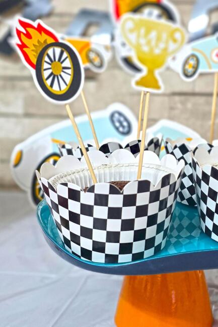 Yarış Konsepti Siyah Beyaz Dama Desen Cupcake Sargısı 10'lu
